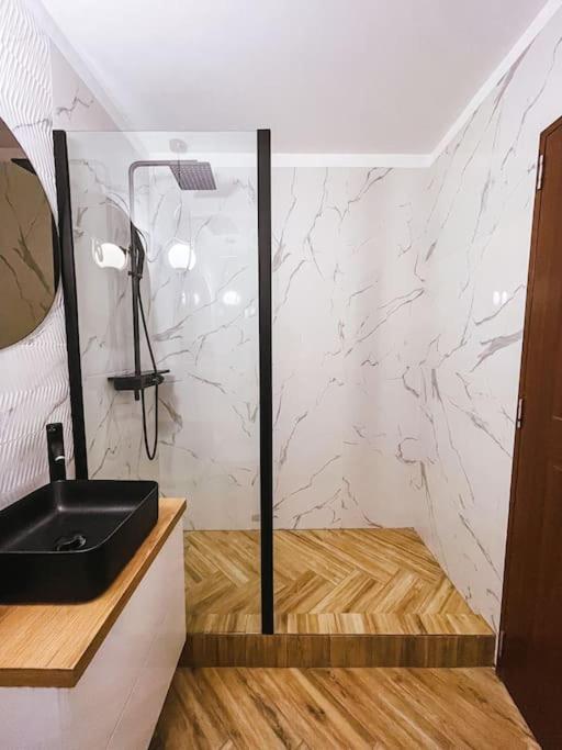 Quickspace Modern Concept Bukares Bagian luar foto